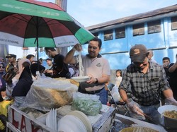 Walkot Tangerang Bagi-bagi 1.000 Porsi Laksa Gratis di CFD Tugu Adipura