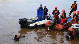 Pencarian Plt Ketua Golkar Kubu Raya yang Lompat ke Sungai Terus Berlanjut