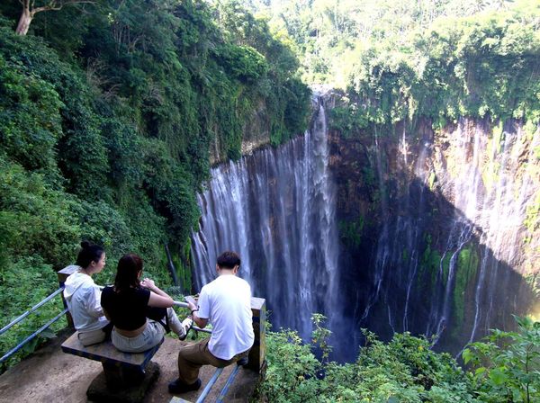 Pesona Air Terjun Coban Sewu di Lumajang
