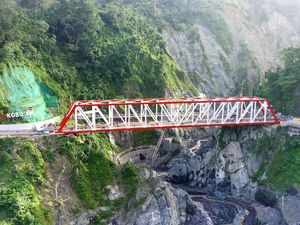 Potret Jembatan Gladak Perak Semeru yang Sudah Bisa Dilintasi Potret Jembatan Gladak Perak Semeru yang Sudah Bisa Dilintasi