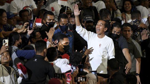 Presiden Joko Widodo (ketiga kanan) menyapa peserta pada puncak acara Musyawarah Rakyat (Musra) di Istora Senayan, Jakarta, Minggu (14/5/2023). Dalam acara tersebut Presiden Joko Widodo menerima tiga nama bakal calon presiden yakni Ganjar Pranowo, Prabowo Subianto, dan Airlangga Hartarto serta empat nama bakal calon wakil presiden yakni Mahfud MD, Moeldoko, Arsyad Rasyid, dan Sandiaga Uno berdasarkan hasil Musra. ANTARA FOTO/Hafidz Mubarak A/nym.