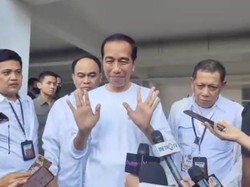 Senyum Jokowi Saat Ditanya soal Anies Kritik Subsidi Mobil Listrik