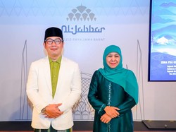 Khofifah Beri Penghargaan Jer Basuki Mawa Beya Kategori Emas ke Ridwan Kamil