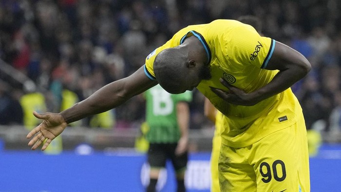 Inter Milans Romelu Lukaku celebrates after scoring his sides fourth goal during the Serie A soccer match between Inter Milan and Sassuolo at the San Siro Stadium, in Milan, Italy, Saturday, May 13, 2023. (AP Photo/Antonio Calanni)
