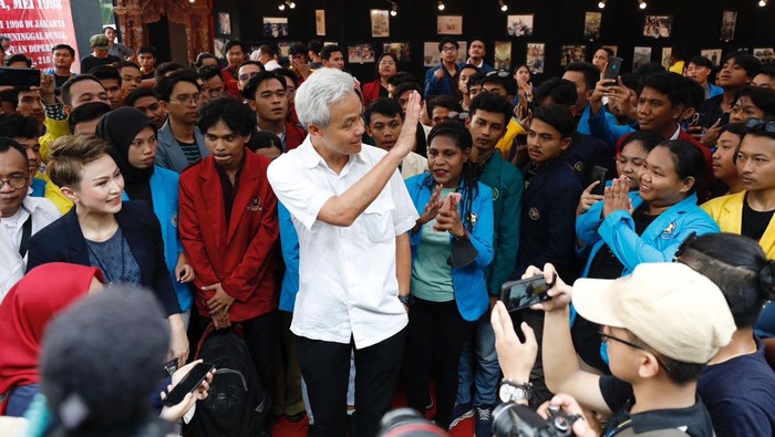 Dukungan itu disampaikan langsung para mahasiswa ke Ganjar saat menghadiri pameran foto dan memorabilia 25 tahun reformasi yang diadakan Persatuan Nasional Aktivis 98 (Pena 98) di Graha Pena 98, Menteng, Jakarta Pusat, Sabtu (13/5).