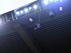 Sosok Spiderman hadir di Parc des Princes jelang laga PSG vs Ajaccio, Minggu (14/5/2023) dini hari WIB. (Foto: PSG via Getty Images/Aurelien Meunier - PSG)
