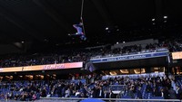 Spiderman ini turun di hadapan para penggemar yang menyaksikan langsung di tribun. (Foto: PSG via Getty Images/Aurelien Meunier - PSG)