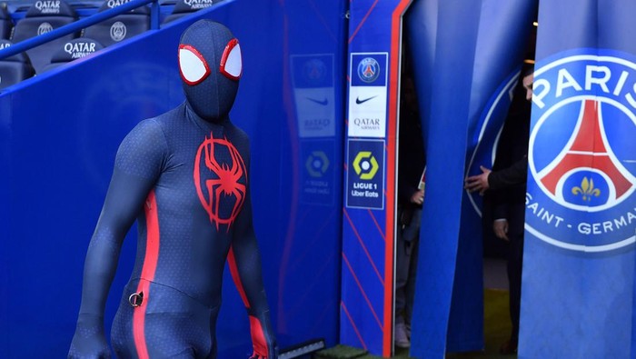 PARIS, FRANCE - MAY 13: Spider Man makes an appearance before the Ligue 1 match between Paris Saint-Germain and AC Ajaccio at Parc des Princes on May 13, 2023 in Paris, France. (Photo by Aurelien Meunier - PSG/PSG via Getty Images)