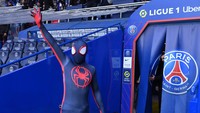 Setelah sampai di tanah, Spiderman membacakan susunan pemain PSG vs Ajaccio. (Foto: PSG via Getty Images/Aurelien Meunier - PSG)