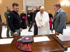 Zelensky Bertemu Paus Fransiskus, Beri Hadiah Rompi Anti Peluru