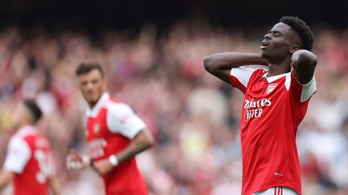 LONDON, ENGLAND - MAY 14: Bukayo Saka of Arsenal looks dejected during the Premier League match between Arsenal FC and Brighton & Hove Albion at Emirates Stadium on May 14, 2023 in London, England. (Photo by Julian Finney/Getty Images)