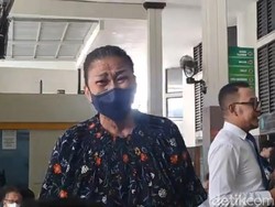 Tangis Ibunda Pecah Lihat Inge Anugrah dan Ari Wibowo Masuk Ruang Mediasi