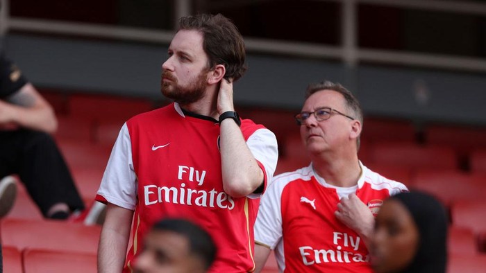 LONDON, ENGLAND - MAY 14: Fans of Arsenal look dejected after their sides defeat in the Premier League match between Arsenal FC and Brighton & Hove Albion at Emirates Stadium on May 14, 2023 in London, England. (Photo by Julian Finney/Getty Images)