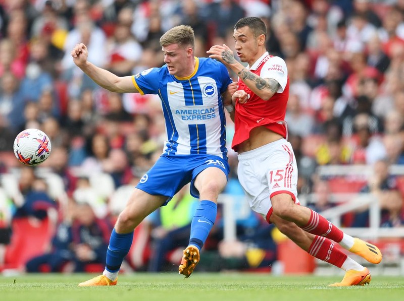 LONDON, ENGLAND - MAY 14: Evan Ferguson of Brighton & Hove Albion battles with Jakub Kiwior of Arsenal  during the Premier League match between Arsenal FC and Brighton & Hove Albion at Emirates Stadium on May 14, 2023 in London, England. (Photo by Shaun Botterill/Getty Images)