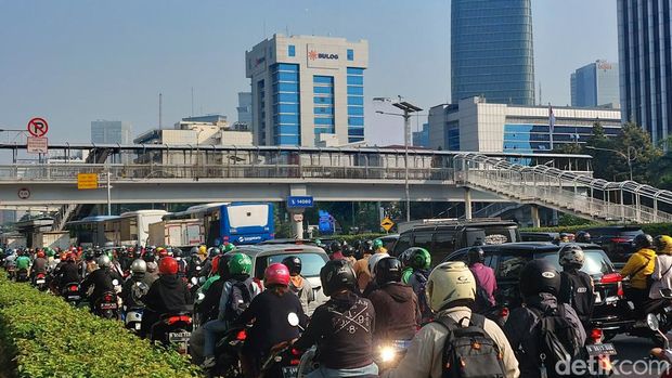 Arus lalu lintas (lalin) di Jalan Gatot Subroto arah Semanggi terpantau macet pagi ini. Kemacetan terjadi cukup panjang. (Rumondang N/detikcom)