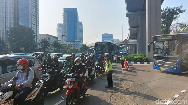 Arus lalu lintas (lalin) di Jalan Gatot Subroto arah Semanggi terpantau macet pagi ini. Kemacetan terjadi cukup panjang. (Rumondang N/detikcom)