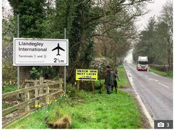 Bandara Hantu yang Tak Kasat Mata Ini Bikin Senang Pengunjungnya