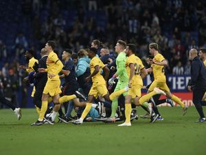 Suporter Espanyol Invasi Lapangan, Ganggu Perayaan Juara Barcelona Suporter Espanyol Invasi Lapangan, Ganggu Perayaan Juara Barcelona