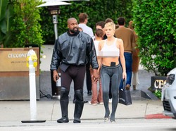 Bianca Censori Tak Pakai Bra Dilapisi Jas Hujan Transparan, Dihujat Desperate