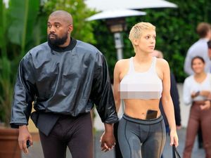 Istri Baru Kanye West Pamer Underwear Saat Beli Sex Toy, Penampilannya Dihujat Istri Baru Kanye West Pamer Underwear Saat Beli Sex Toy, Penampilannya Dihujat