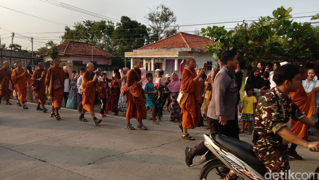 Viral Di Medsos Ternyata Ini Alasan 32 Biksu Jalan Kaki Dari Thailand