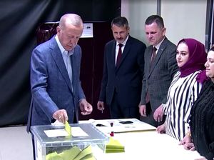 Momen Erdogan Gunakan Hak Suara di Pilpres Turki 2023