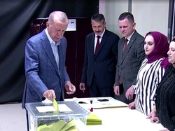 Momen Erdogan Gunakan Hak Suara di Pilpres Turki 2023