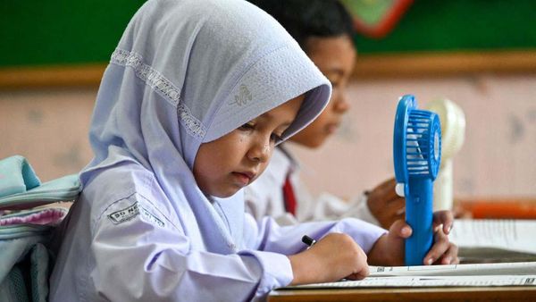 Cuaca Panas Melanda, Kipas Portabel Siaga