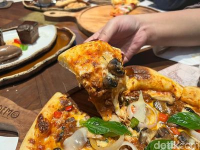Santai Sore Ngemil Wood Fire Pizza hingga Double Fudge Chocolate