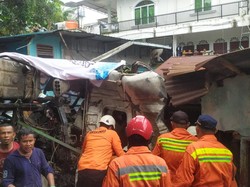 Truk Molen di Batam Terjun Bebas Hantam Rumah, Sopir Terjepit 5 Jam