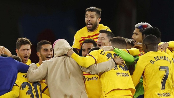Soccer Football - LaLiga - Espanyol v Barcelona - RCDE Stadium, Cornella de Llobregat, Spain - May 14, 2023
FC Barcelona players celebrate winning LaLiga REUTERS/Albert Gea