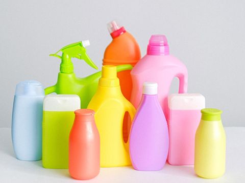Ilustrasi cairan pembersih, benda yang mudah terbakar sinar matahari/Foto: Pexels/Anna Shvets