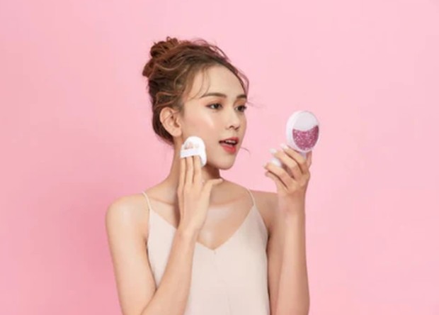 Ilustrasi menggunakan bedak /Foto: freepik.com Foto: freepik.com