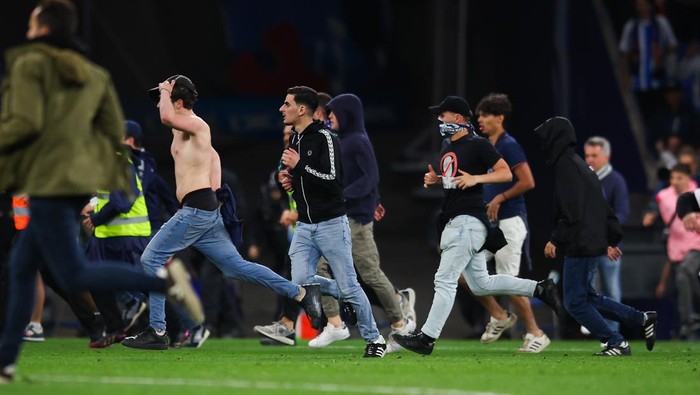 BARCELONA, SPAIN - MAY 14: (EDITORS NOTE: Image contains profanity) Fans of RCD Espanyol are seen on the pitch after the LaLiga Santander match between RCD Espanyol and FC Barcelona at RCDE Stadium on May 14, 2023 in Barcelona, Spain.  (Photo by Eric Alonso/Getty Images)