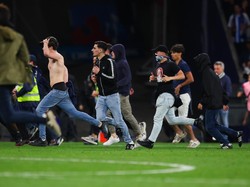 Saat Pemain Barcelona Coba Hentikan Suporter Espanyol yang Ngamuk