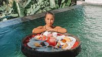 Pesona Jennifer Coppen Saat Makan Floating Breakfast hingga Minum Es Kopi