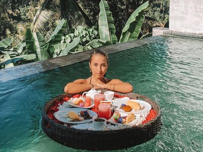 Pesona Jennifer Coppen Saat Makan Floating Breakfast hingga Minum Es Kopi