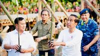Potret Kompak Jokowi dan Prabowo Berbaju Putih Nyemplung Tanam Mangrove