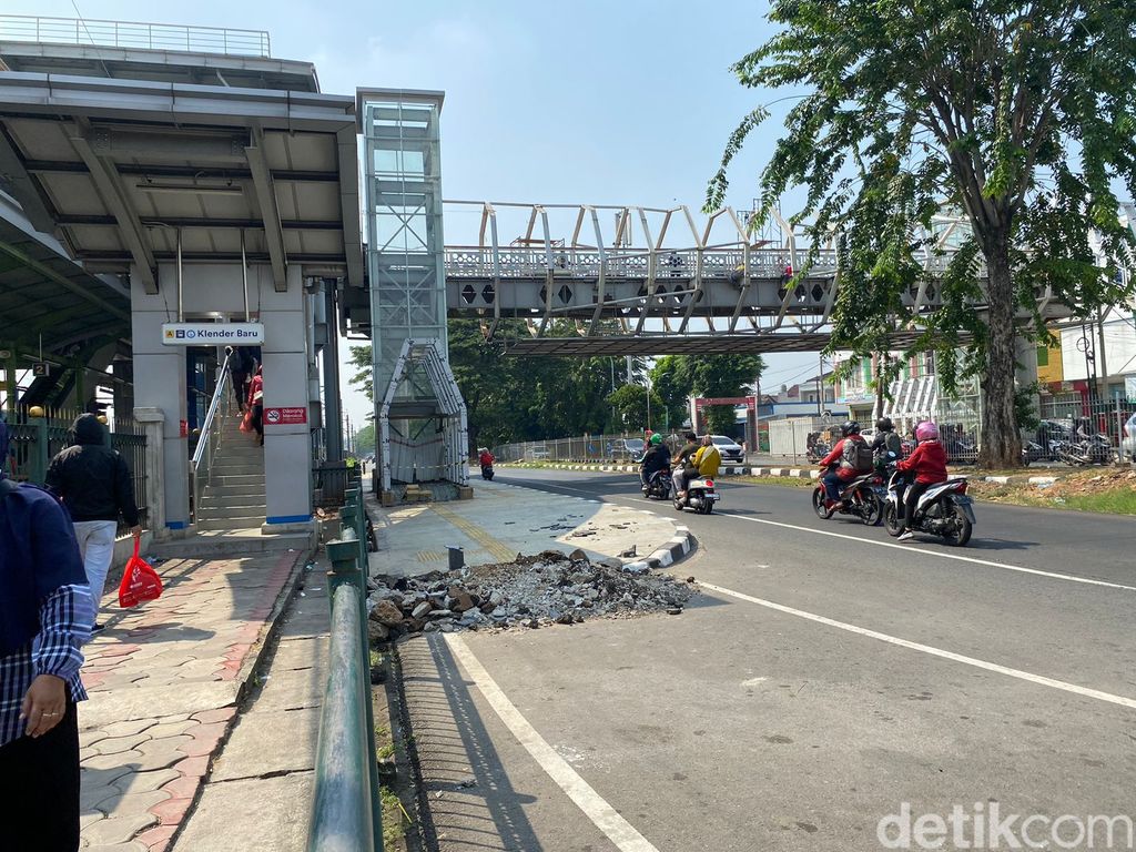 JPO Klender Baru, nampak pembangunan dimulai lagi pada 15 Mei 2023 setelah mangkrak lima bulan. (Fathia Nabila Qonita/detikcom)