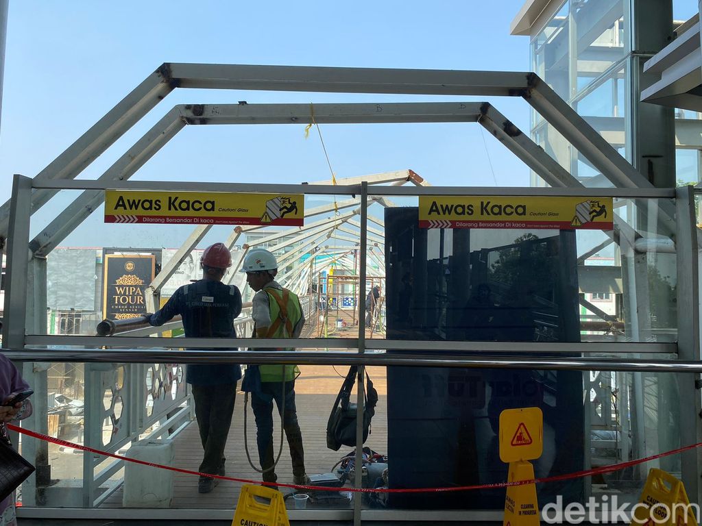 JPO Klender Baru, nampak pembangunan dimulai lagi pada 15 Mei 2023 setelah mangkrak lima bulan. (Fathia Nabila Qonita/detikcom)