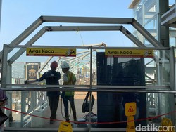 JPO Klender Baru Dibangun Lagi Usai Mangkrak, Warga Harap Cepat Selesai