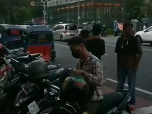 Viral Juru Parkir Liar Minta Pemotor Bayar Rp 10 Ribu di Depan Istiqlal Viral Juru Parkir Liar Minta Pemotor Bayar Rp 10 Ribu di Depan Istiqlal