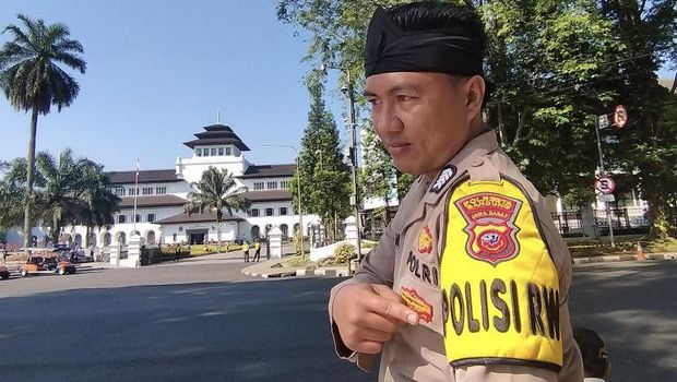 Seorang polisi menunjukkan penanda Polisi RW usai mengikuti apel peluncuran Polisi RW di halaman Gedung Sate, Kota Bandung, Jawa Barat, Senin (15/5/2023). ANTARA/HO-BG