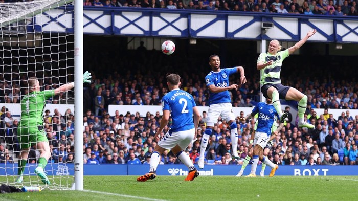 Kalahkan Everton, Man City Kian Dekati Gelar Juara Soccer Football - Premier League - Everton v Manchester City - Goodison Park, Liverpool, Britain - May 14, 2023 Manchester City's Erling Braut Haaland scores their second goal REUTERS/Carl Recine EDITORIAL USE ONLY. No use with unauthorized audio, video, data, fixture lists, club/league logos or 'live' services. Online in-match use limited to 75 images, no video emulation. No use in betting, games or single club /league/player publications. Please contact your account representative for further details.