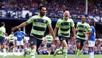 Guendogan mencetak gol ketiga lewat tendangan bebas di menit ke-51. REUTERS/Carl Recine  