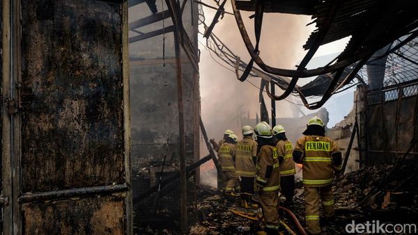Kebakaran Hanguskan Bangunan di Jembatan Besi Jakbar