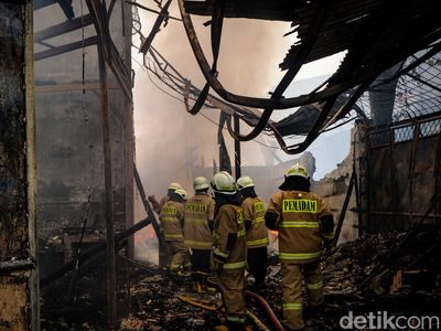 Kebakaran Hanguskan Bangunan di Jembatan Besi Jakbar