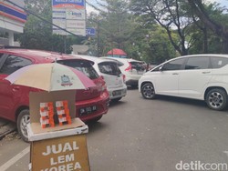 Semrawut Parkiran di Bahu Jalan Makassar, Denda Pengusaha atau Tarif Mahal?