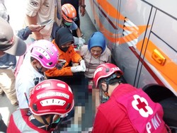 Mahasiswa Bermotor Jatuh Masuk ke Kolong gegara Potong Laju Bus