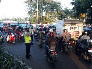 Lalin Cawang UKI Arah Jalan MT Haryono Macet Pagi Ini